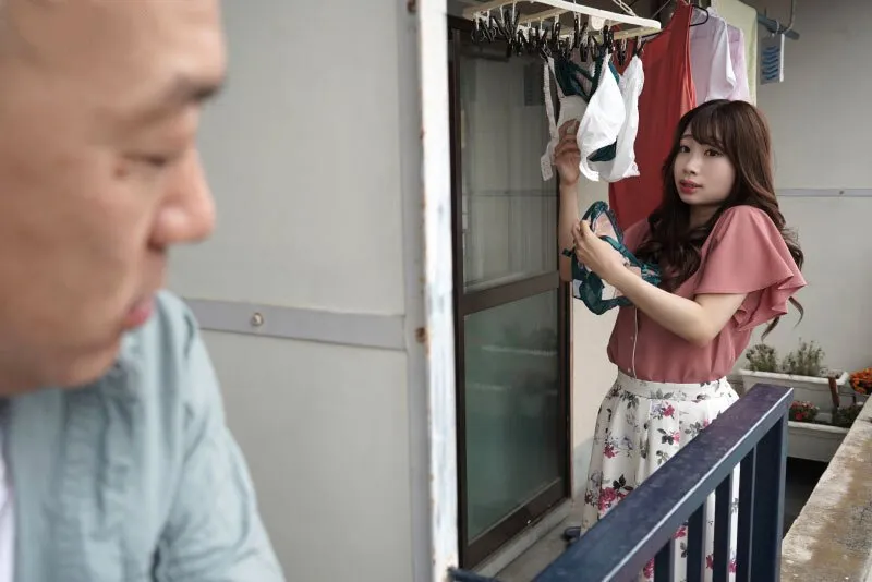 Gã nhà bên chuyên soi mói và cặp bà xã chồng yêu thường xuyên rên la quá to