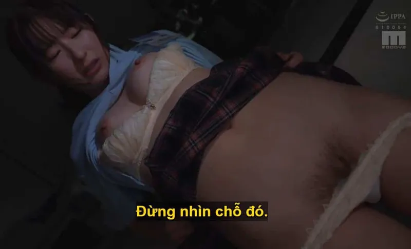 Ông sếp mưu tính "làm tình" với cô nhân viên dưới quyền kiêu kỳ lười nhác, suốt ngày bận rộn chat chit cùng người yêu.